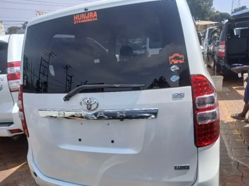 TOYOTA Noah   - 2013