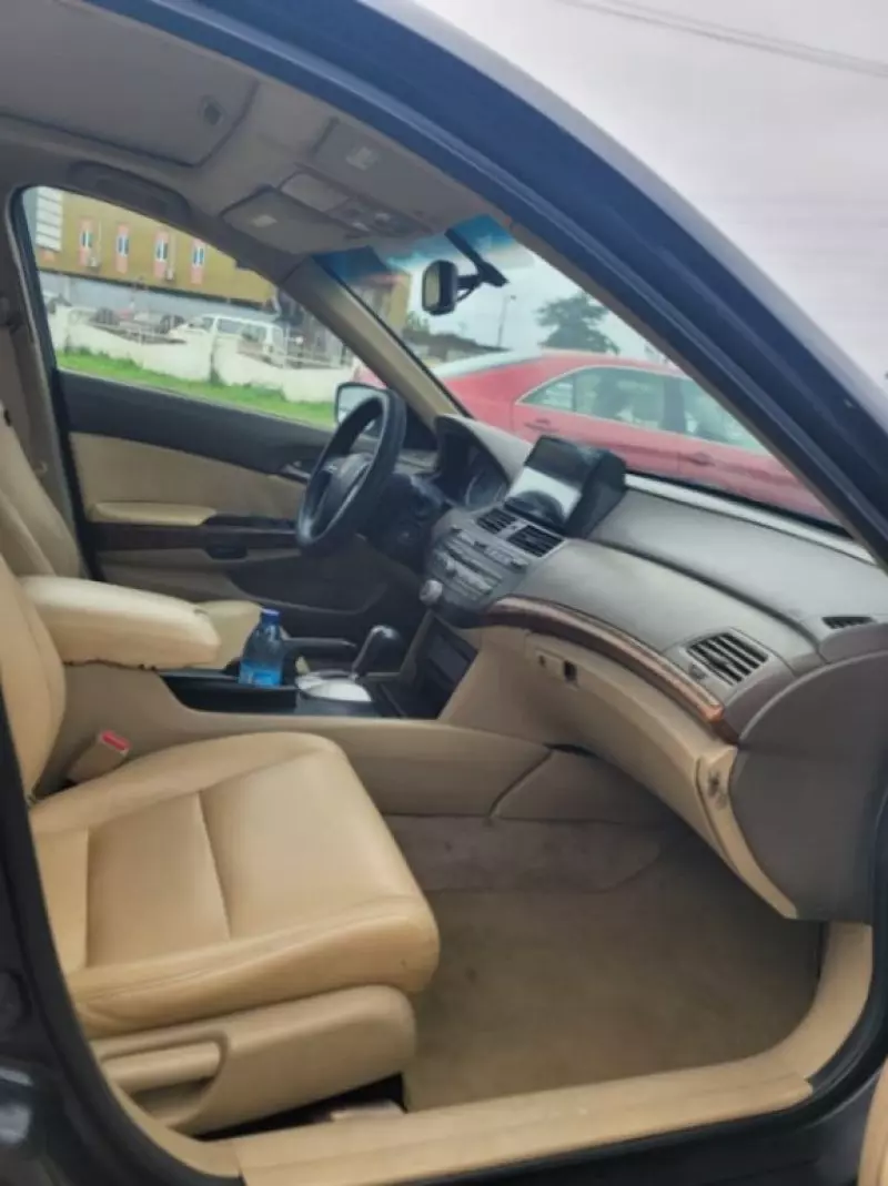 Honda Accord   - 2010