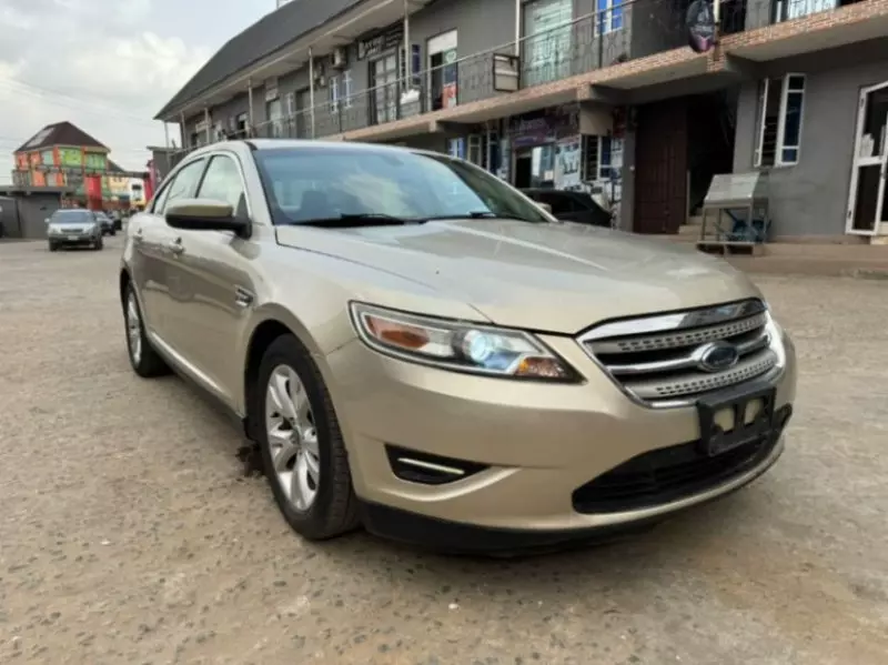Ford Taurus   - 2010