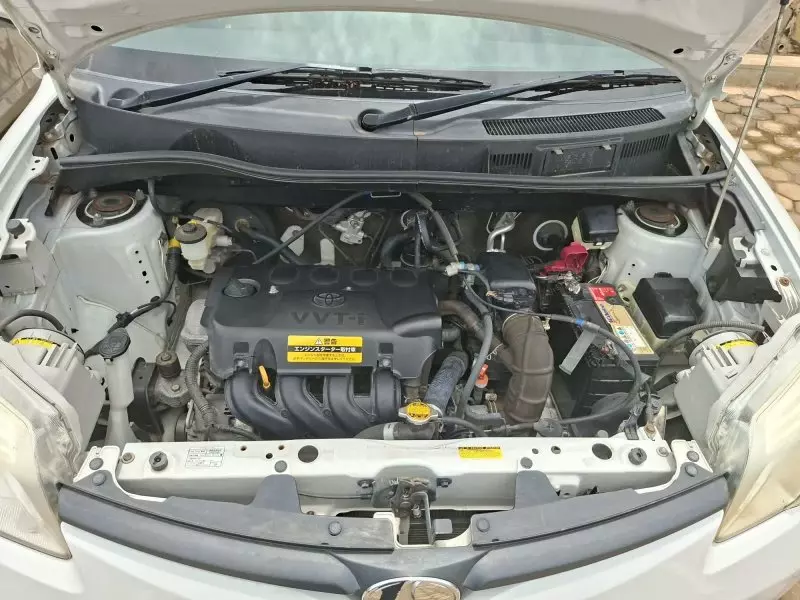 Toyota Sienta   - 2012
