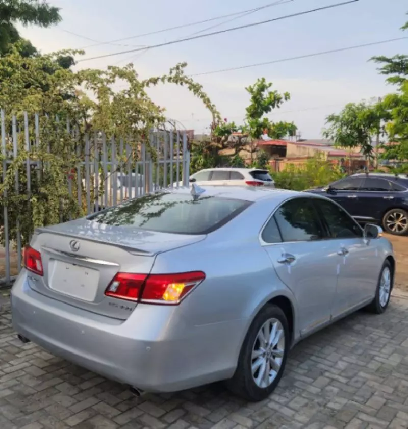 Lexus ES 350   - 2010