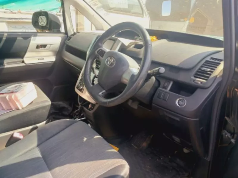 TOYOTA Noah - 2012