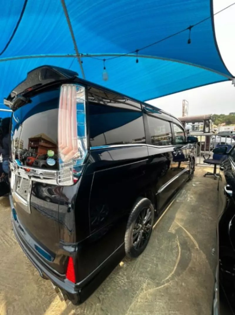 Toyota Voxy    - 2014