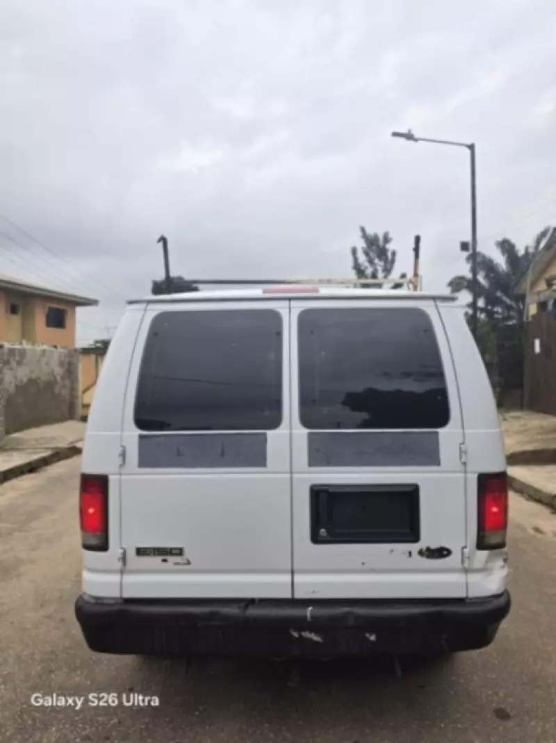 Ford E 150   - 2014