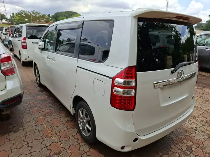 Toyota Noah - 2012