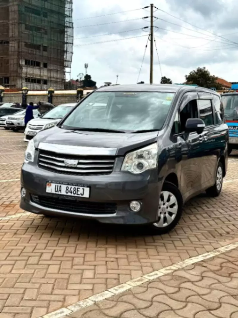TOYOTA Noah   - 2012