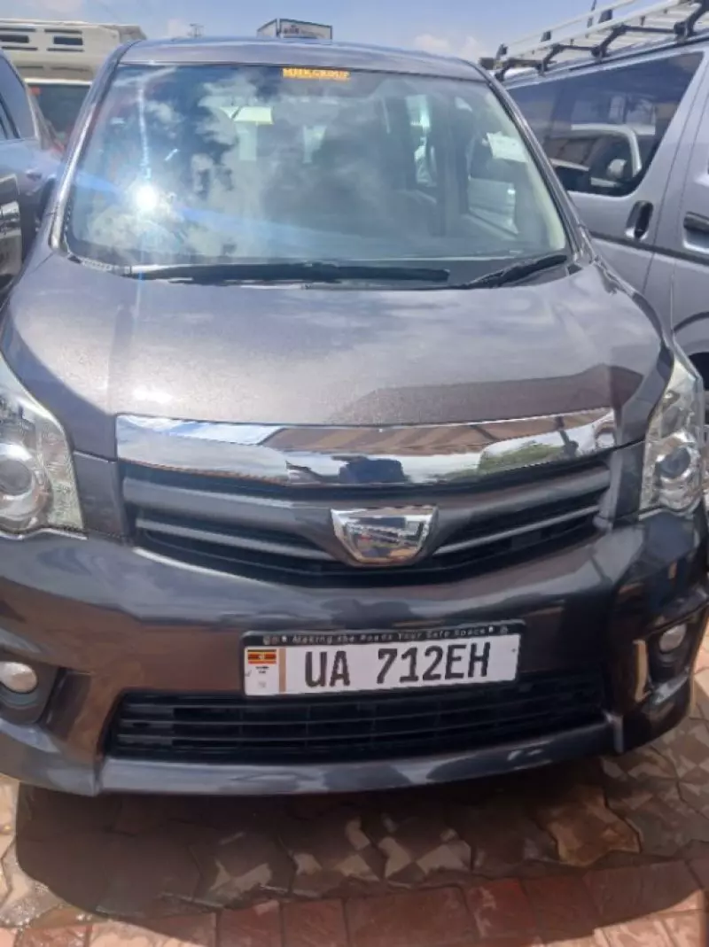 Toyota Noah   - 2012