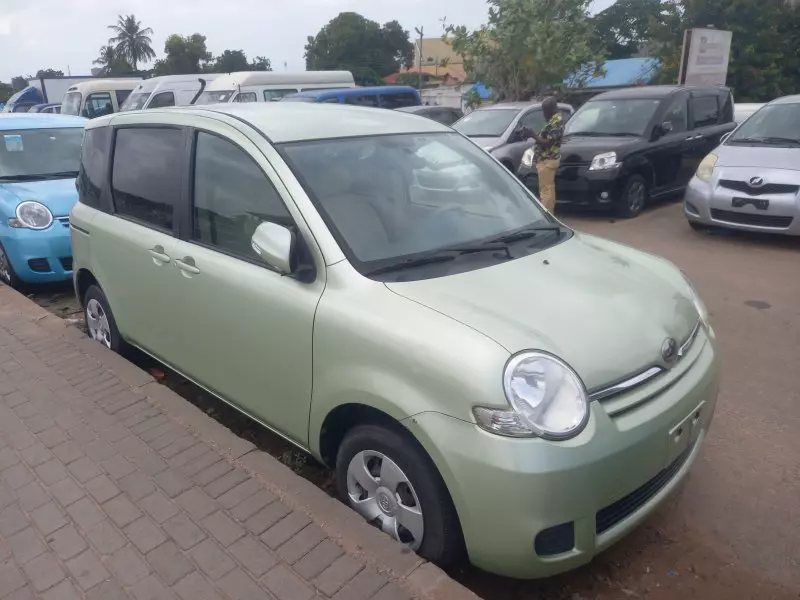 Toyota Sienta   - 2012