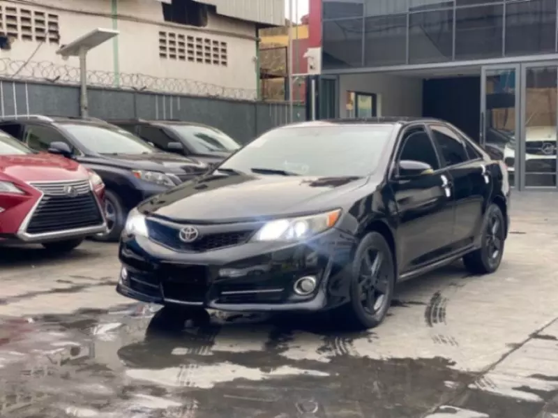 Toyota Camry   - 2012