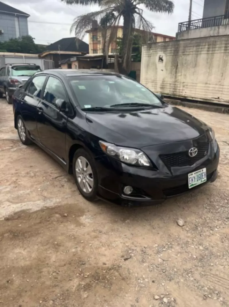 Toyota Corolla   - 2010