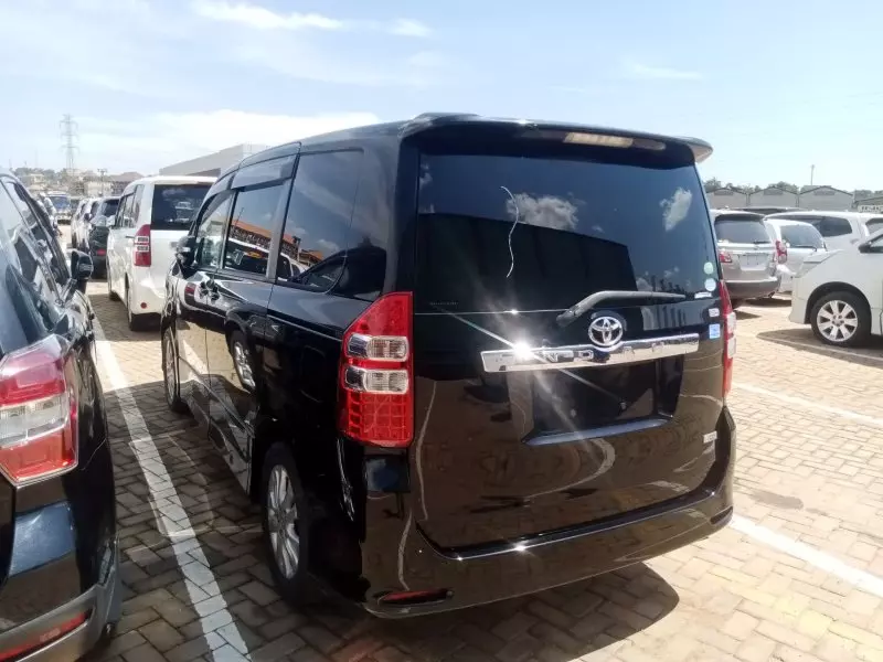 Toyota Noah   - 2013