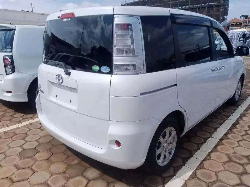 Toyota Sienta   - 2013