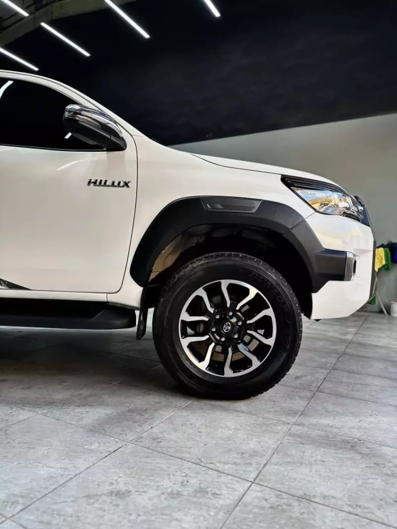Toyota Hilux   - 2021