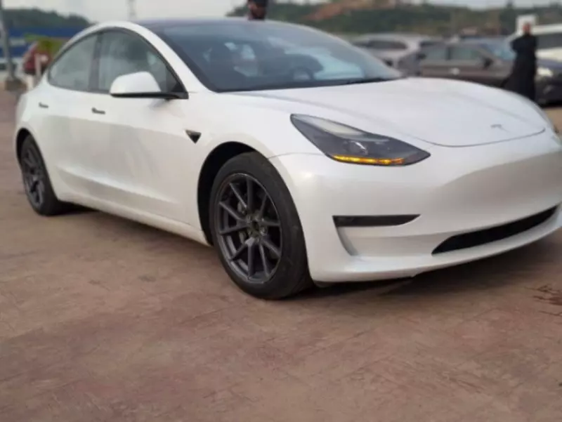 Tesla Model 3   - 2022