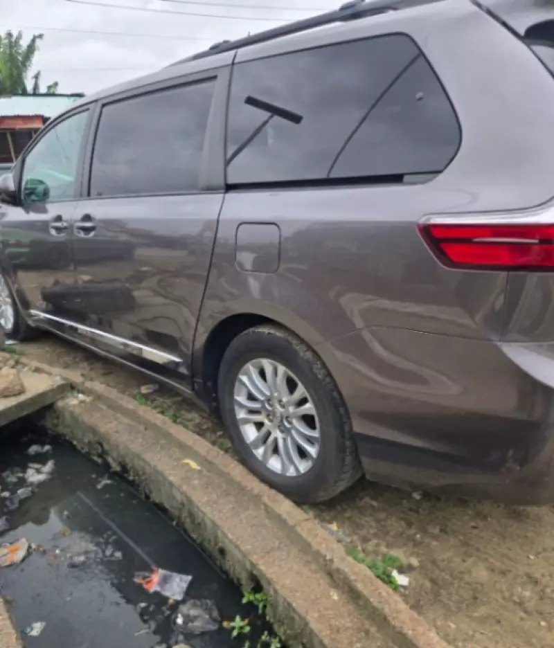 TOYOTA Sienna   - 2015