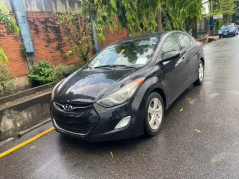 Hyundai Elantra   - 2013