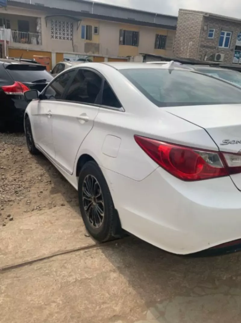 Hyundai Sonata   - 2010