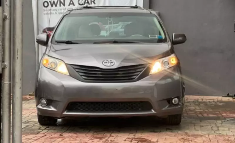 Toyota Sienna   - 2013