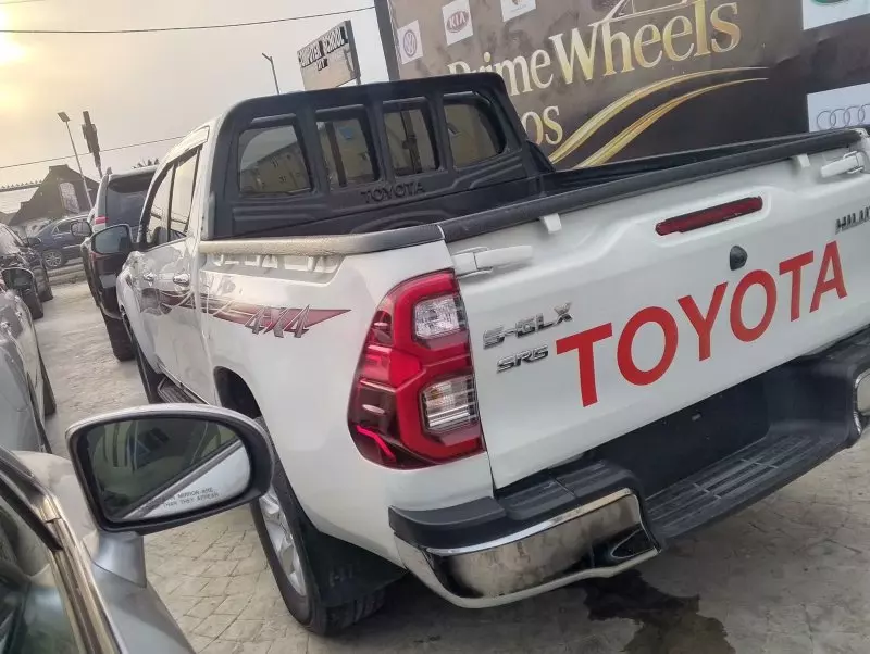 Toyota Hilux   - 2021
