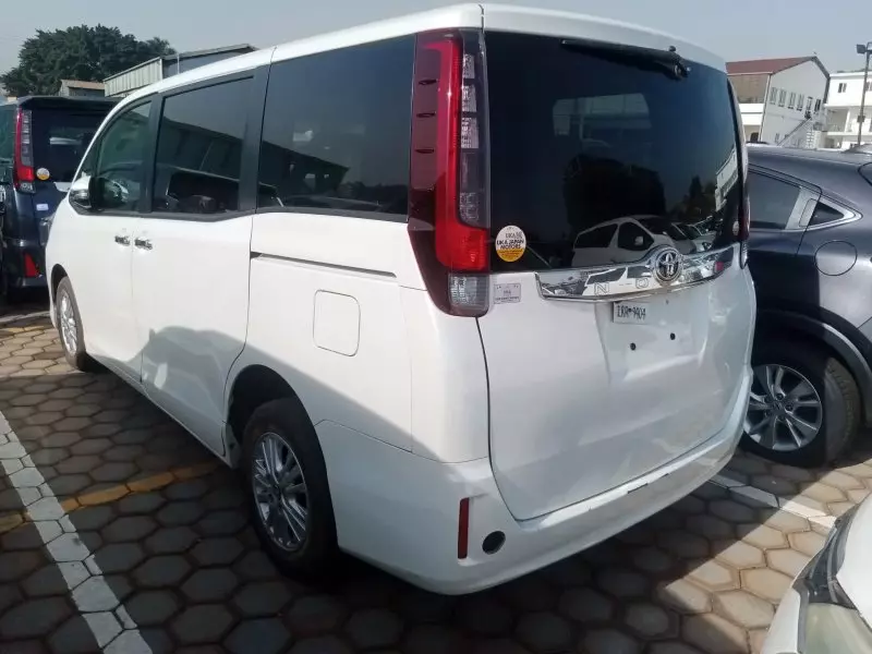 Toyota Noah   - 2014