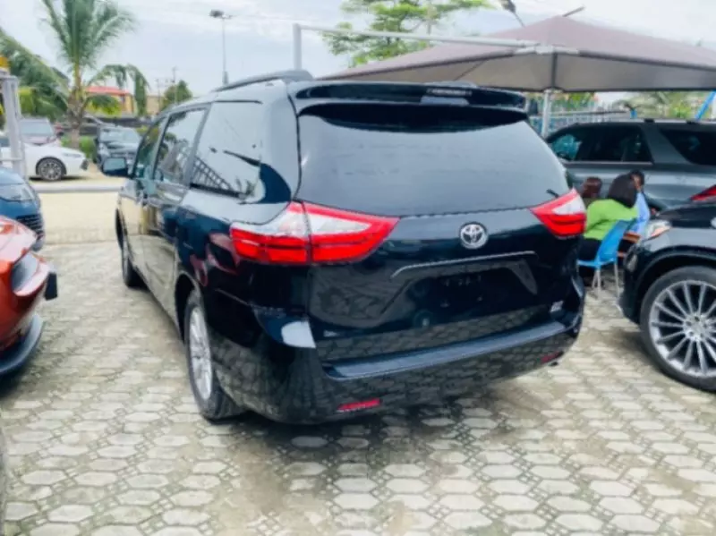 TOYOTA Sienna   - 2017