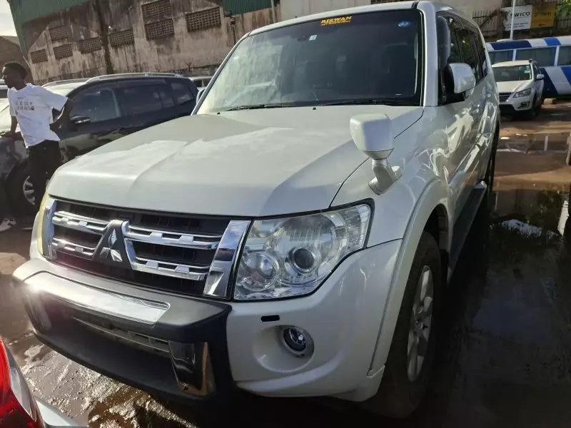Mitsubishi Pajero   - 2015