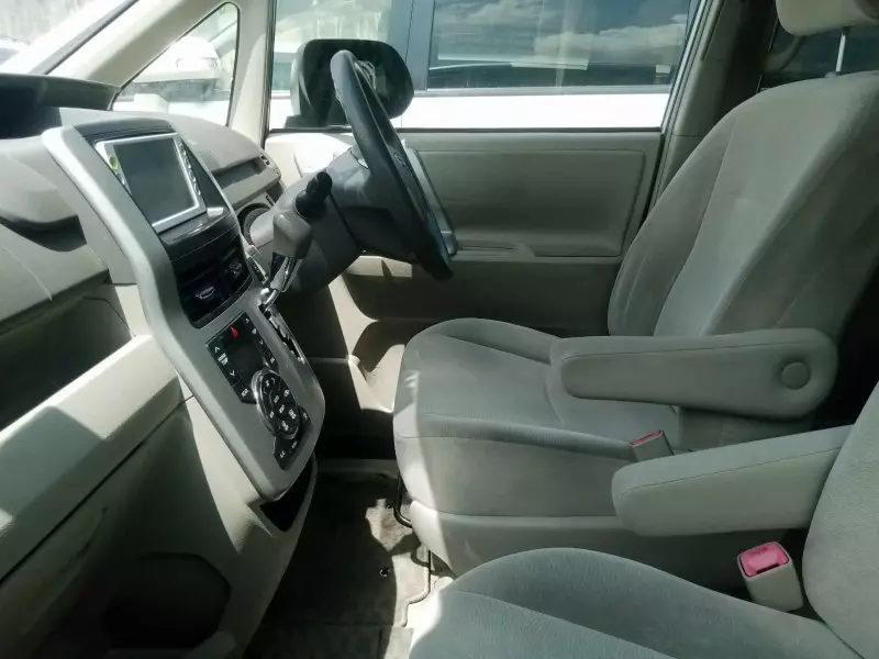 Toyota Noah   - 2012