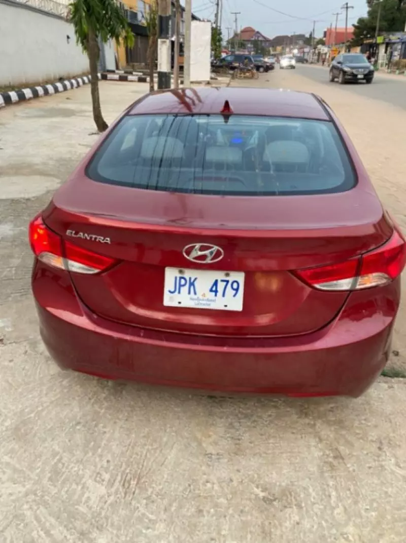 Hyundai Elantra   - 2013
