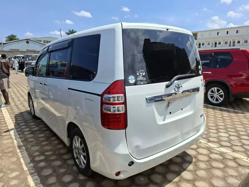 Toyota Noah   - 2013