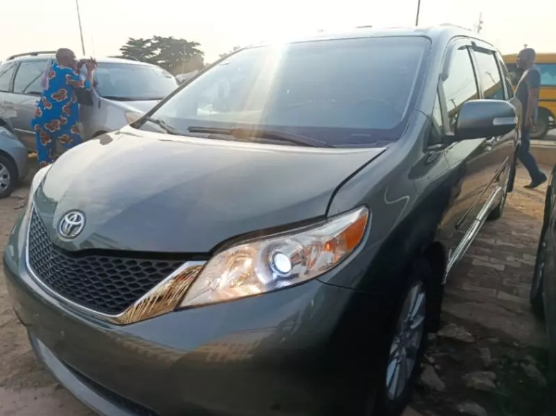 Toyota Sienna   - 2013