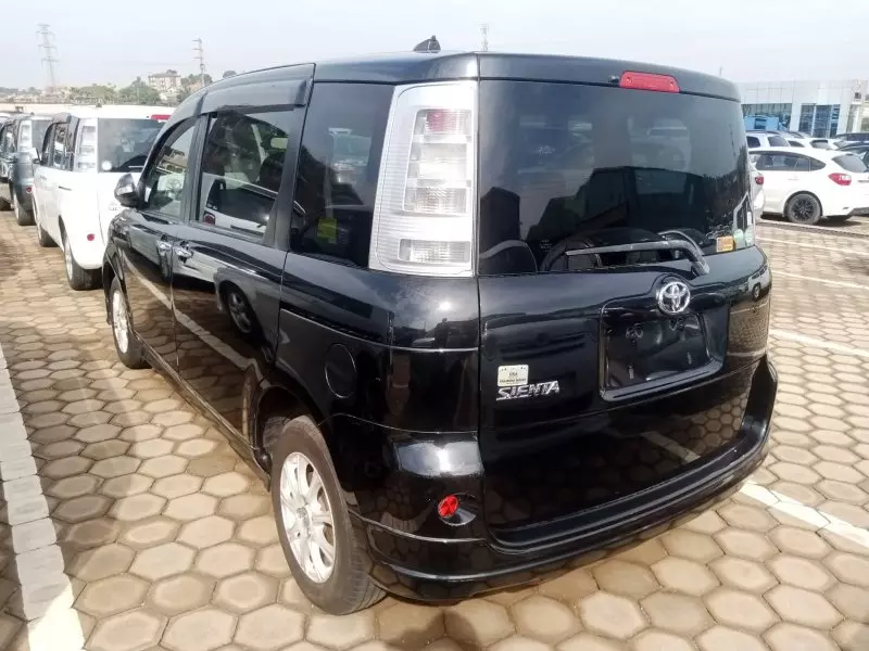 Toyota Sienta   - 2012