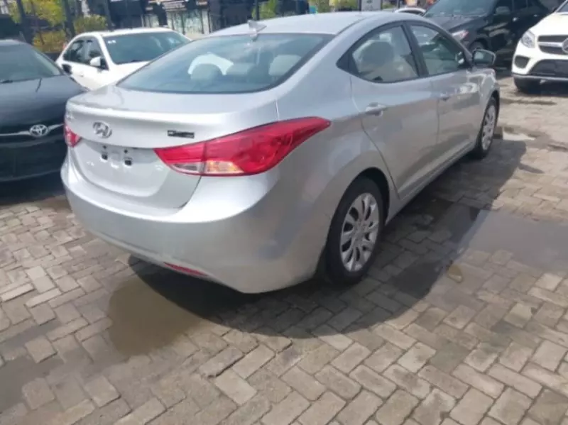 Hyundai Elantra   - 2013