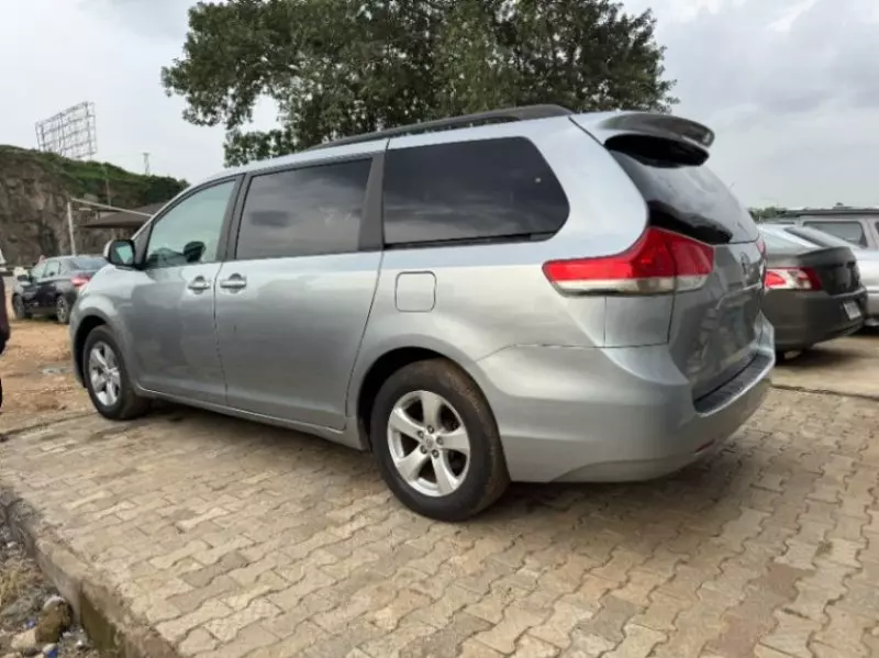 TOYOTA Sienna   - 2011