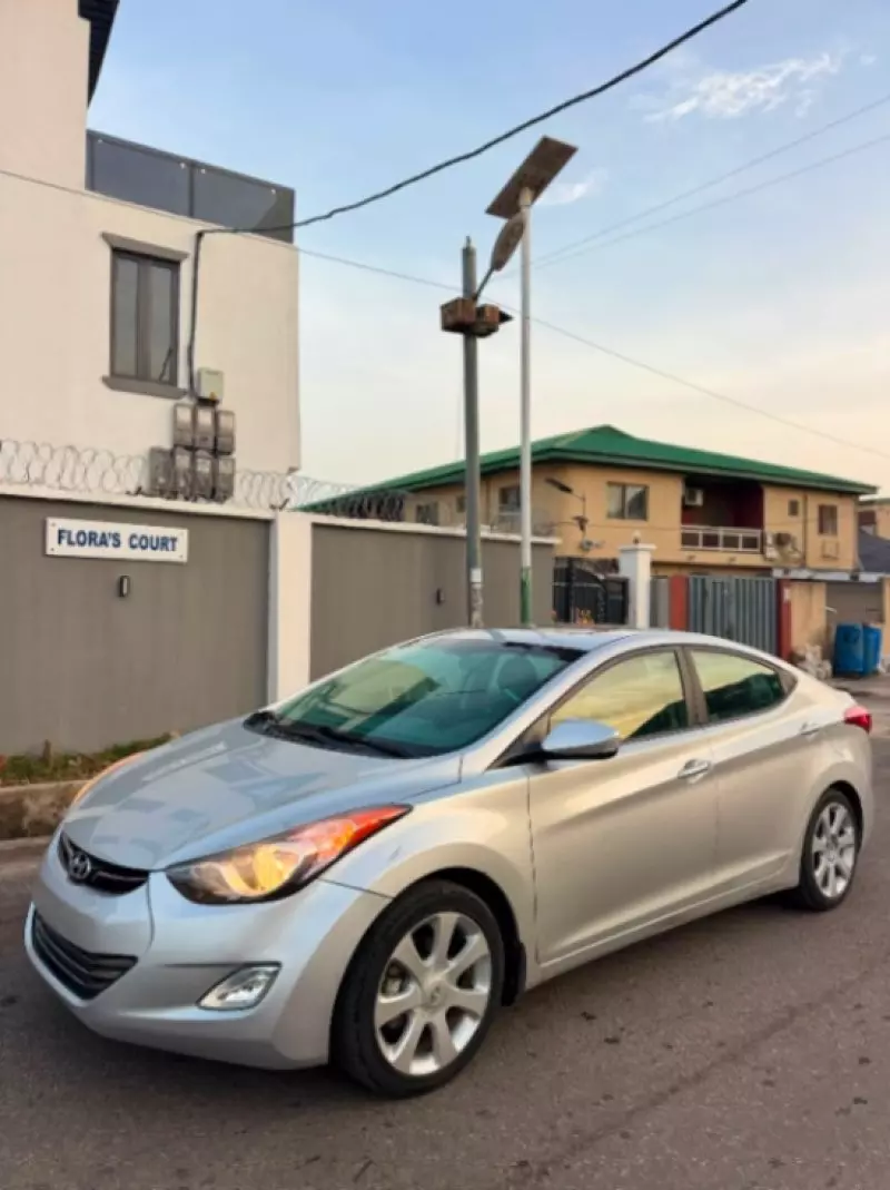 Hyundai Elantra   - 2013
