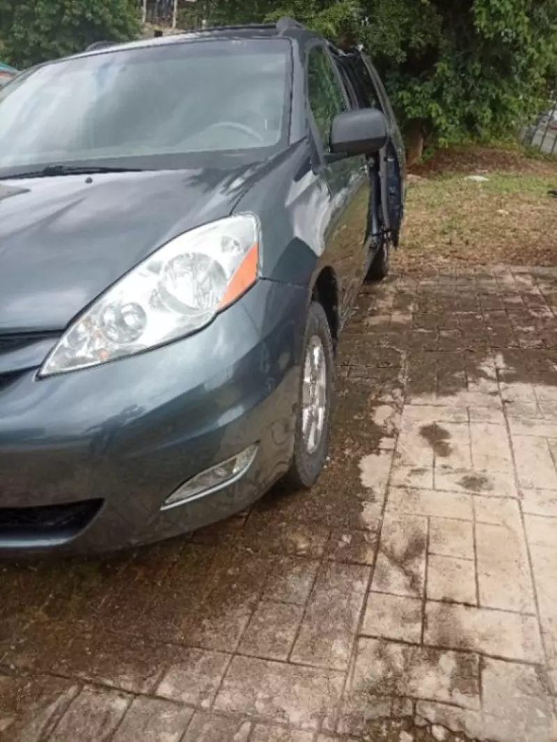 TOYOTA Sienna   - 2006