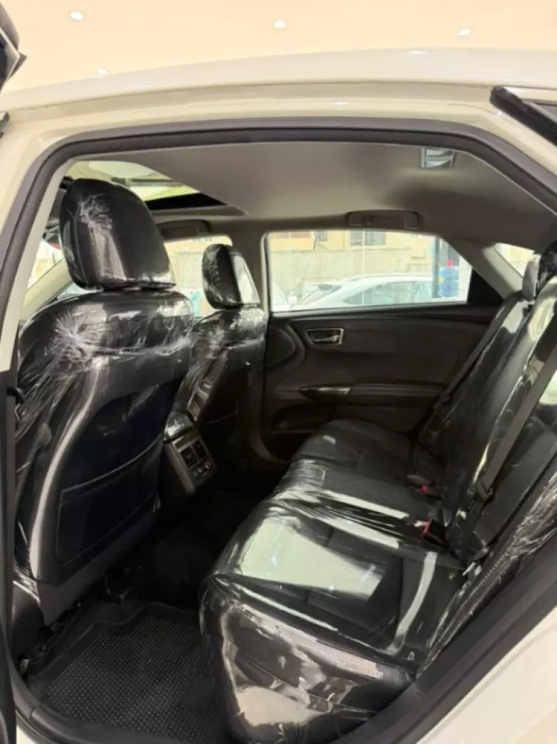 Toyota Avalon   - 2013
