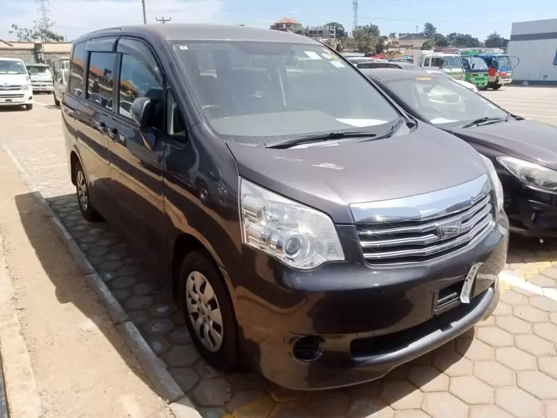 Toyota Noah   - 2012