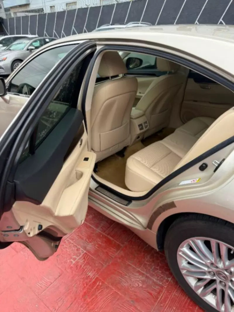 Lexus ES   - 2014