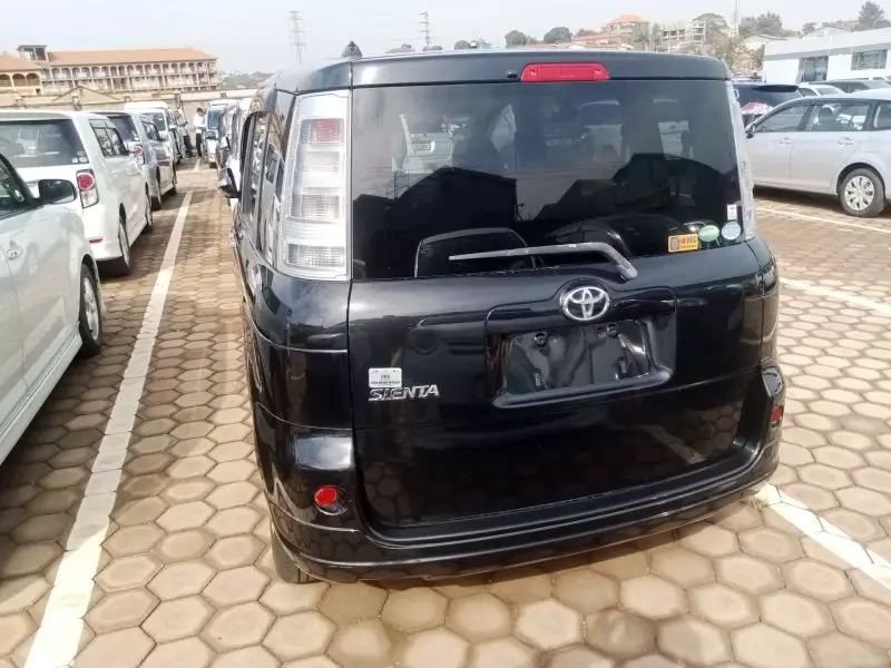 Toyota Sienta   - 2012