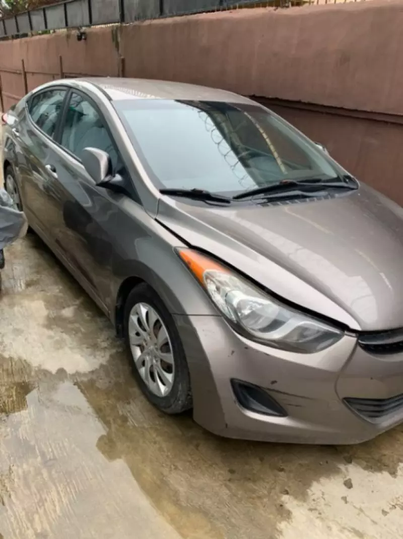 Hyundai Elantra   - 2013