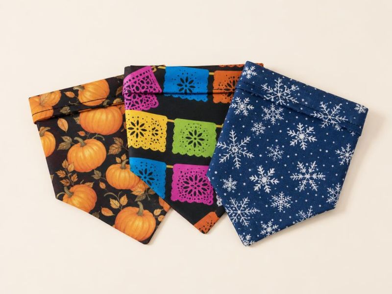 Imagen generada con IA del tipo de producto: tres bandanas de temporada con estampados. No es la foto de la tienda; el producto real puede variar.