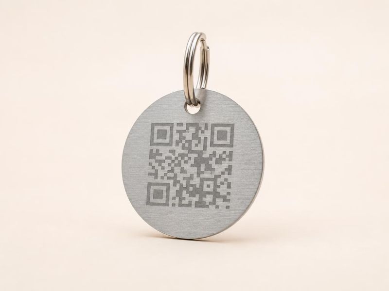 Imagen generada con IA del tipo de producto: una placa redonda de acero con código QR. No es la foto de la tienda; el producto real puede variar.