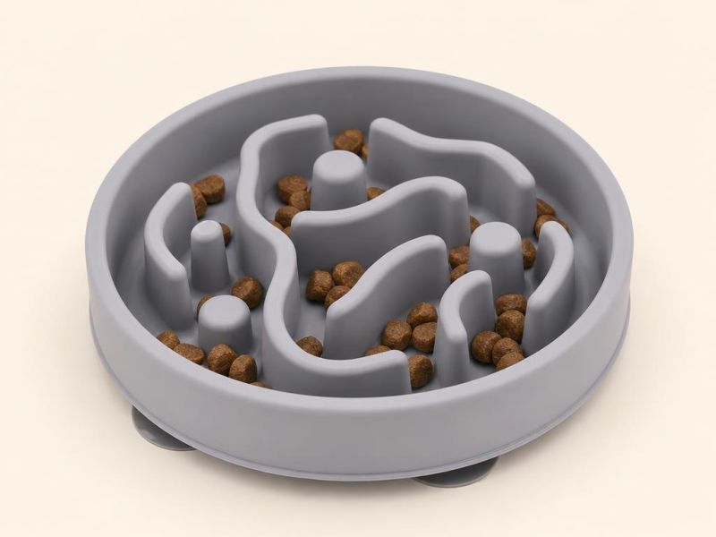 Imagen generada con IA del tipo de producto: un plato lento de silicón con laberinto y croquetas. No es la foto de la tienda; el producto real puede variar.
