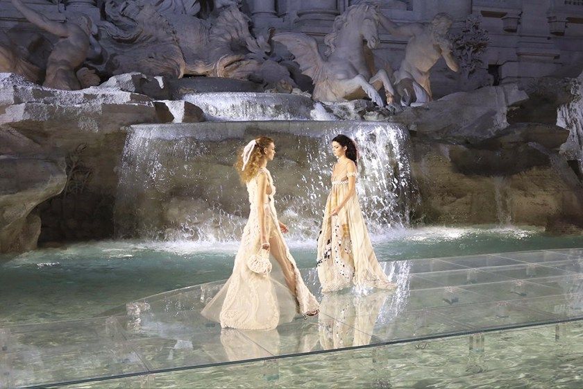 fendi-trevi-fountain-show_01